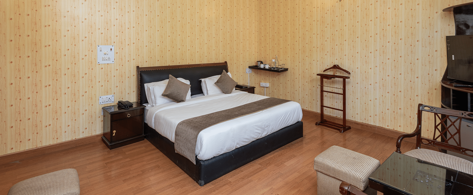 Deluxe Room-DSC 9805-HDR-Edit