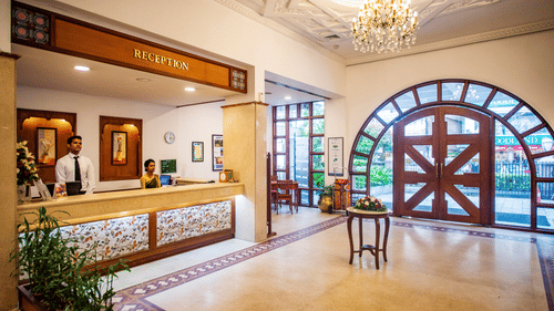 image of the reception and the lobby featuring a huge entrance at the abad plaza at mg road, shenoy kochi