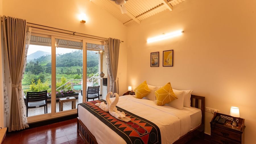 Main House Master Bedroom with king bed and floor to ceiling window - Ibex Stays & Trails, Kotagiri