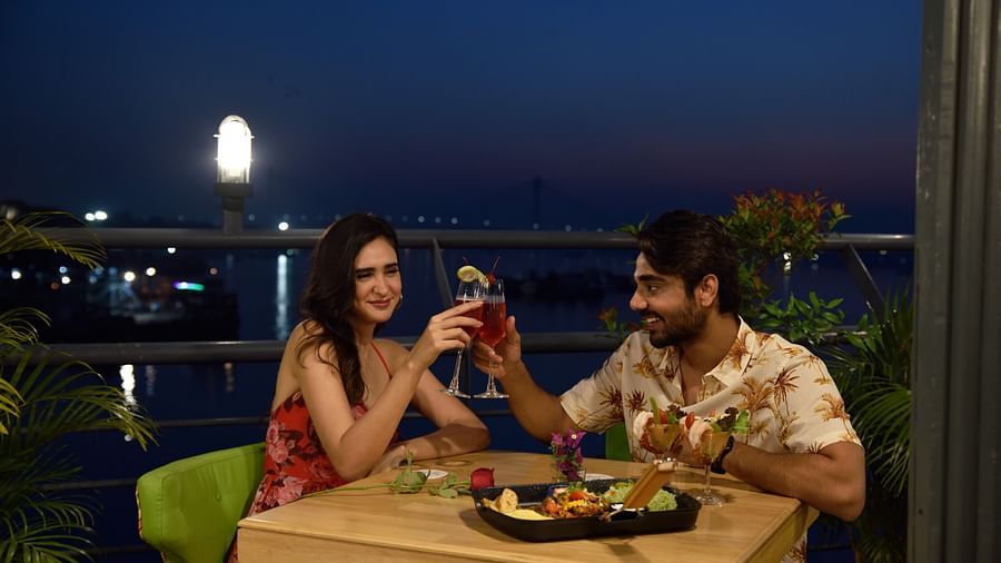 a couple enjoying food at the outdoor dining space 2 - polo floatel kolkata