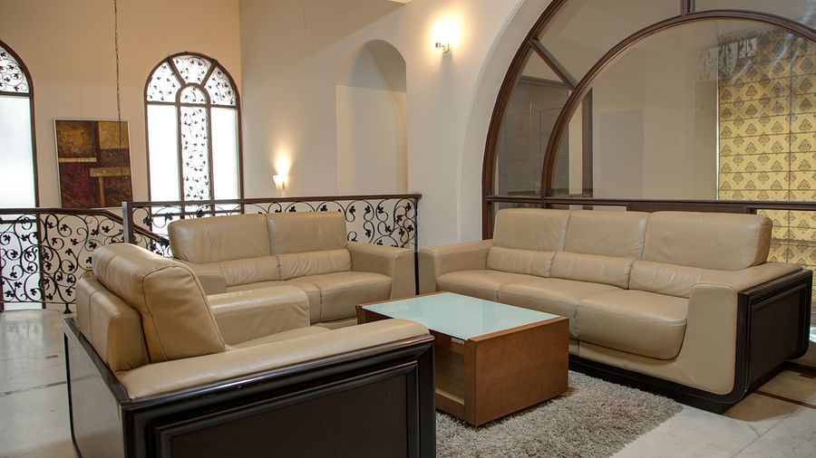 spacious sititng area with sofas and centre table