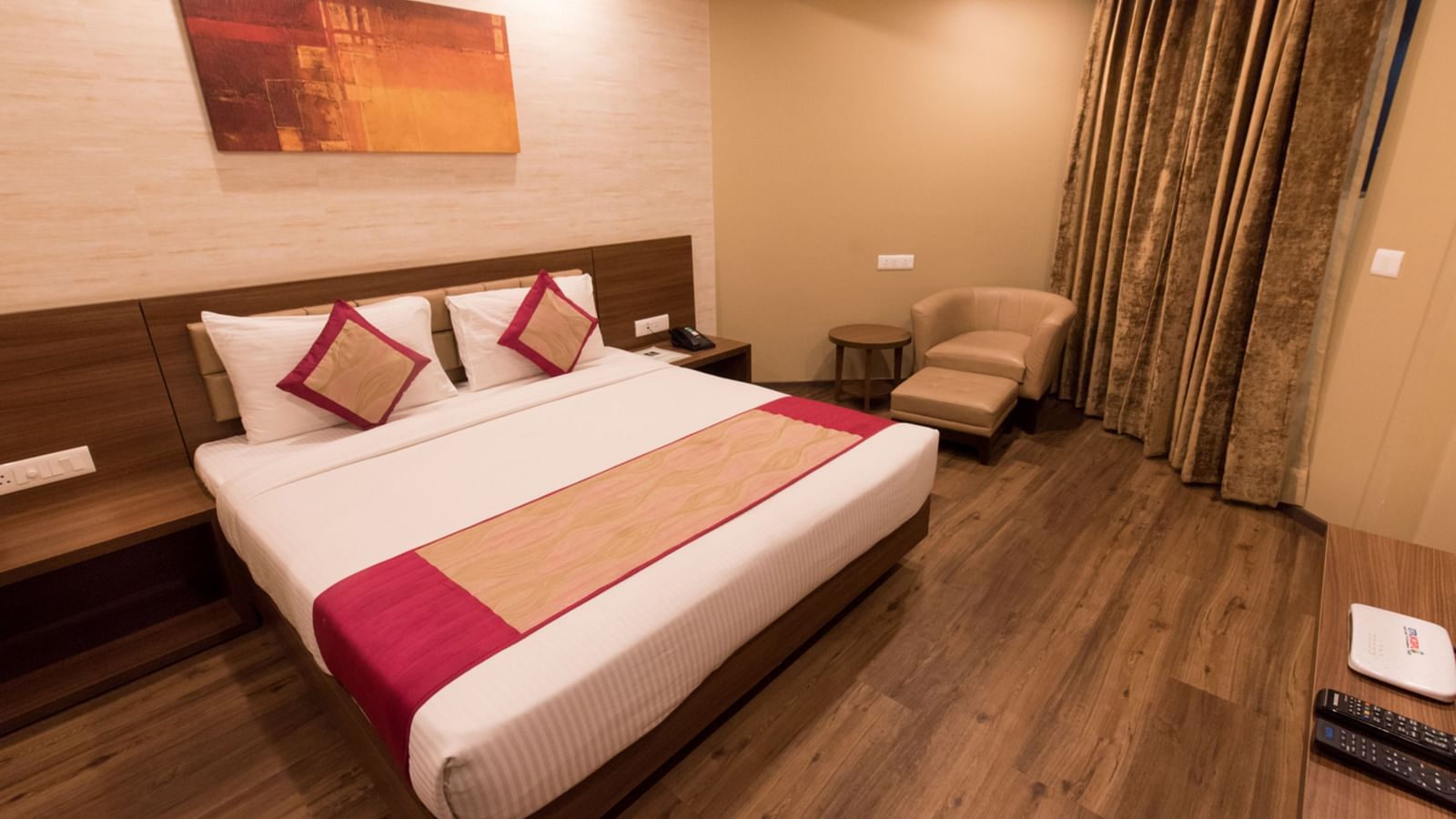 Deluxe Rooms with Complimentary Wi-Fi and a posh bed for a relaxing stay along with warm interiors - Le ROI Digha Hotel West Bengal2