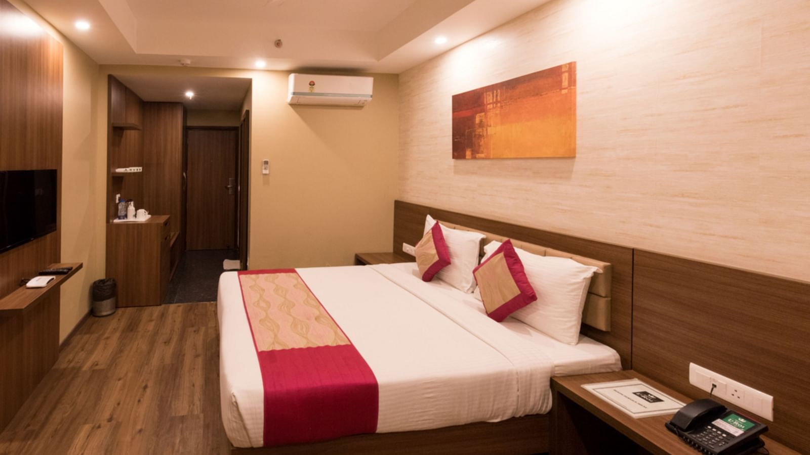 Deluxe Rooms with Complimentary Wi-Fi and a posh bed for a relaxing stay along with warm interiors - Le ROI Digha Hotel West Bengal3