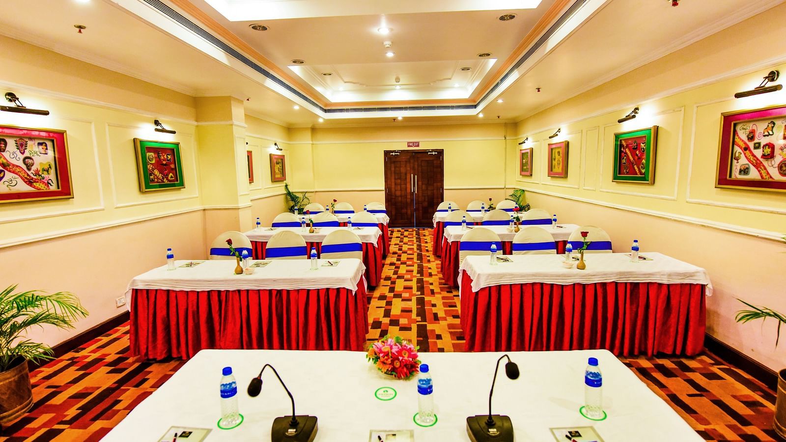Banquet hall illuminated with bright lights, fully decorated to create an ideal atmosphere for celebrations.