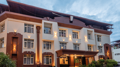 Shot of the facade of the hotel with sky in the background | DLS The Pearl