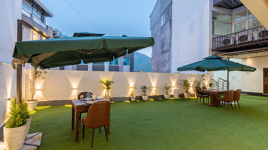 LAWN AREA  (2)