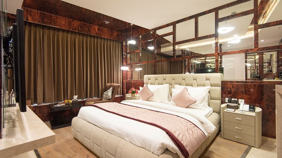 Executive Suite feacturing a bed and television at Hotel Park Elanza, Coimbatore