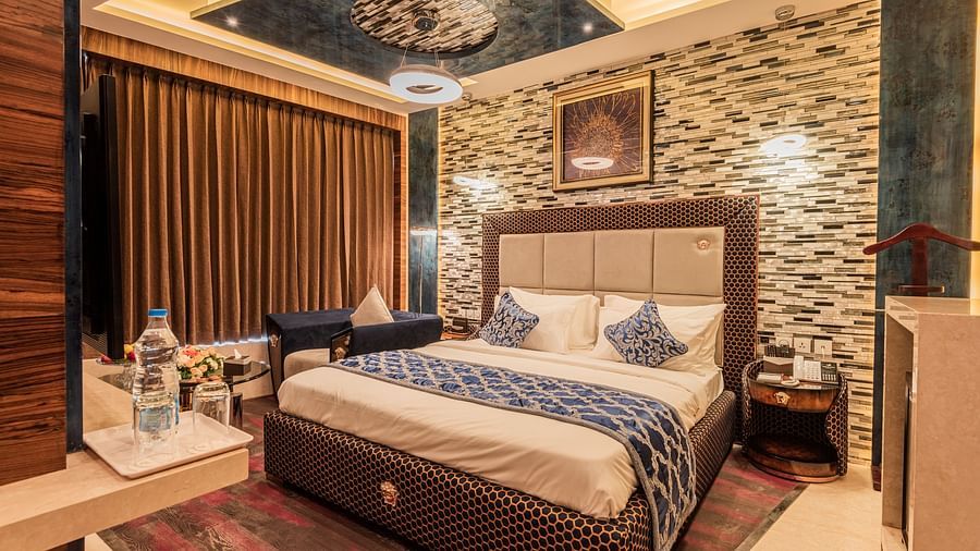 Queen suite featuring a bed overlooking a window at Hotel Park Elanza, Coimbatore