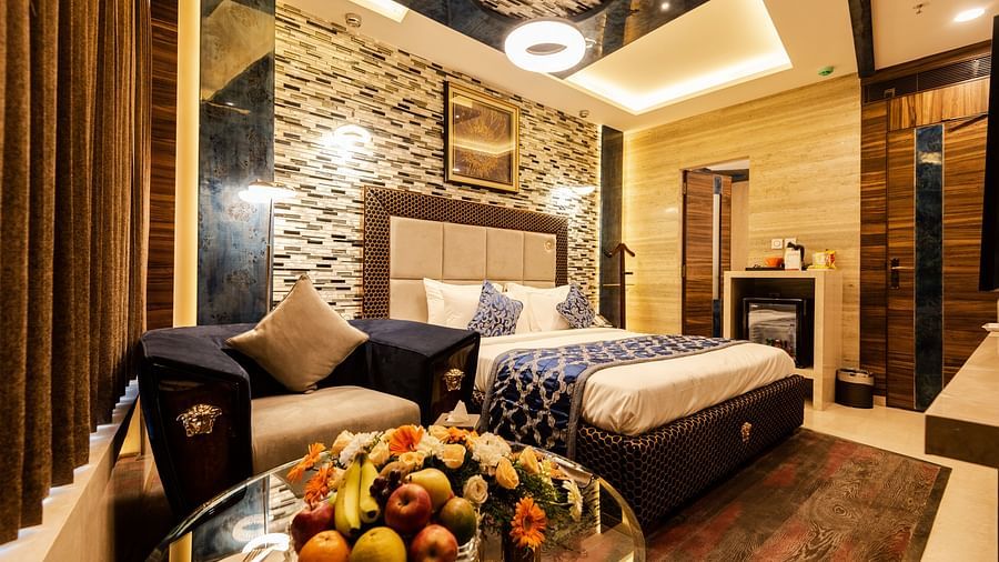 Queen suite featuring a bed and a fruit basket placed on a table at Hotel Park Elanza, Coimbatore
