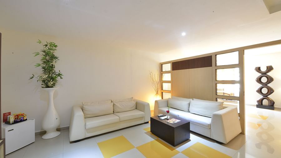 Waiting room with comfortable diwan set at SRM Hotel, Tuticorin hotel