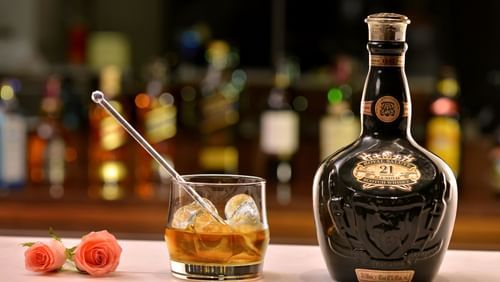 17 DSC 6960 Bar CF SH