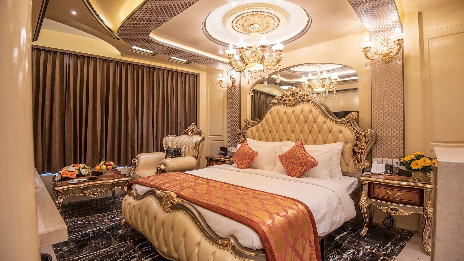 King Suite at Hotel Park Elanza, Coimbatore featuring a plush bed overlooking a window