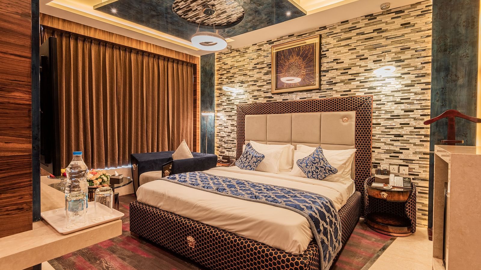 Queen suite featuring a bed overlooking a window at Hotel Park Elanza, Coimbatore