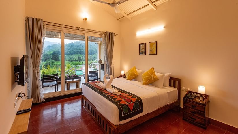 Room with a double bed and frames and a view - Ibex Stays & Trails, Kotagiri