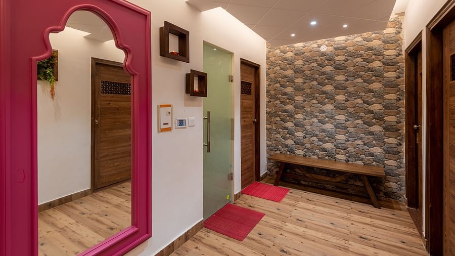 spa corridor featuring a pink mirror at DLS Spring Valley Resort Dharamshala