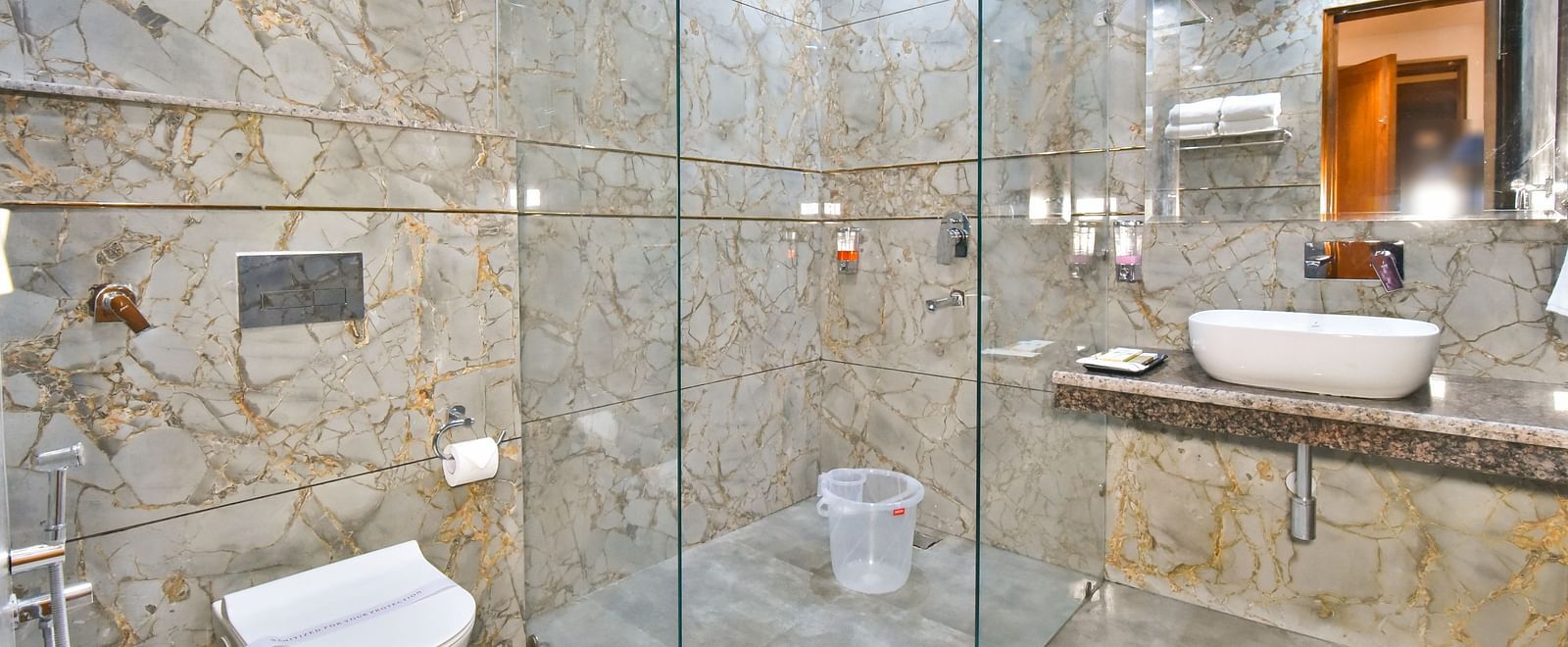 Vanity area in Premium Room With Balcony at DLS Ark Holiday Inn, Banikhet.