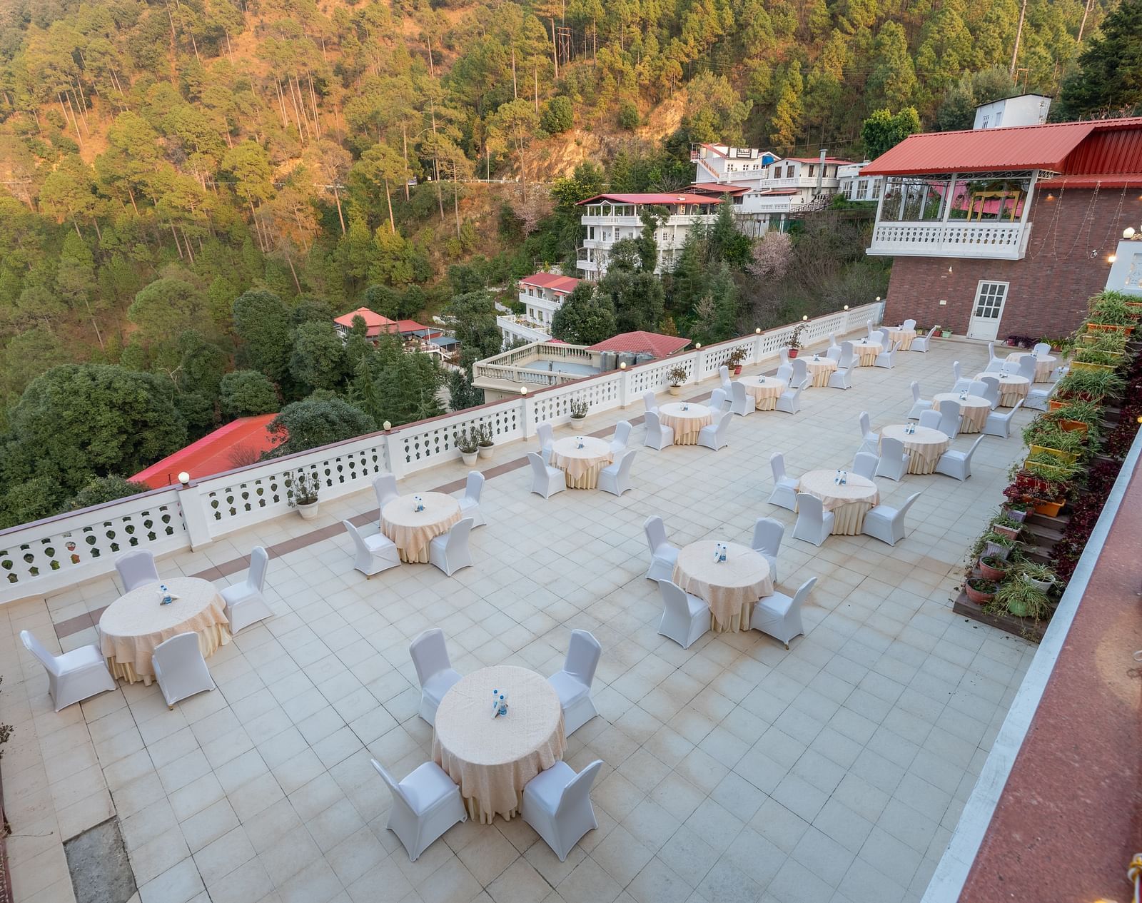 BANQUET  TERRACE 