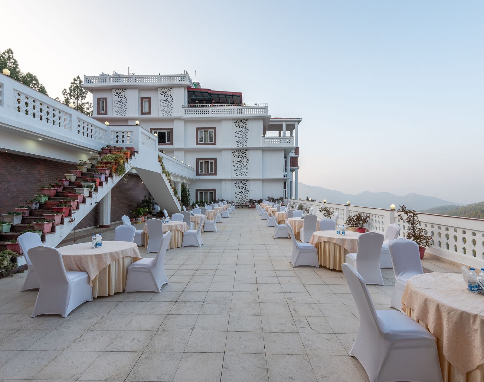 BANQUET  TERRACE (3)