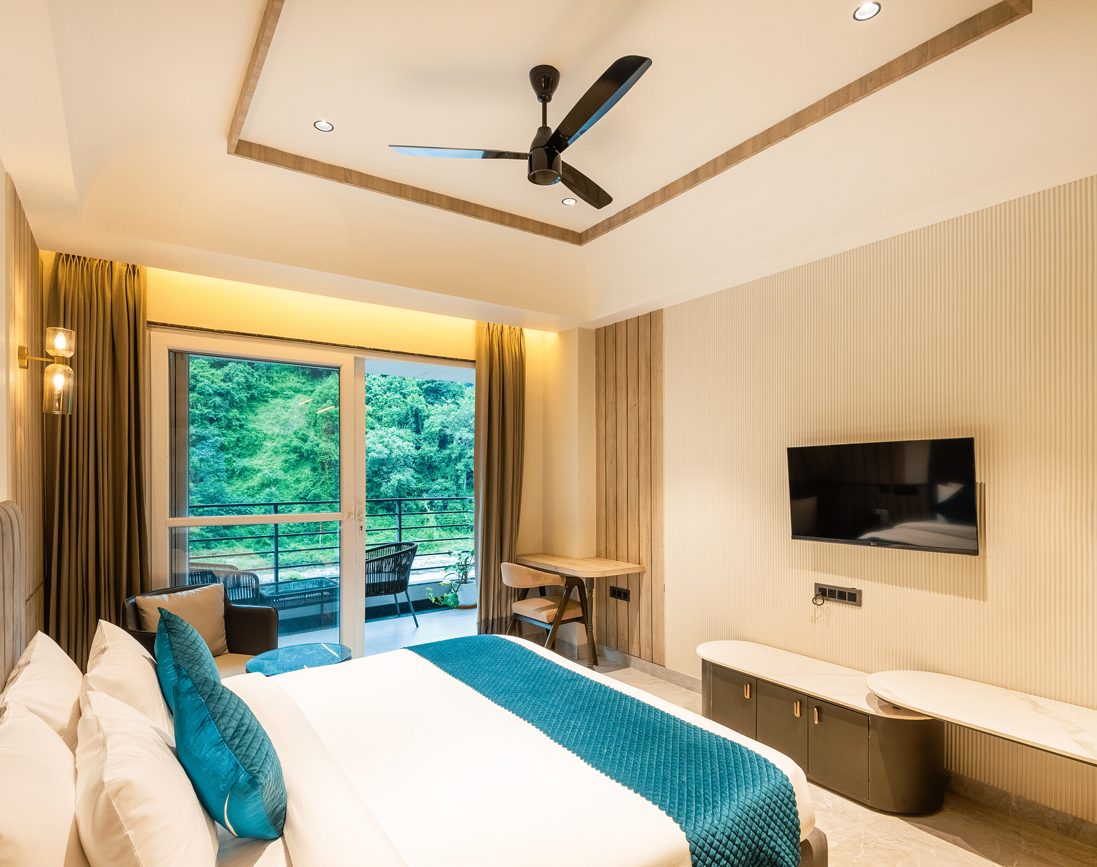 Room Dlx River side - DSC 9892-HDR