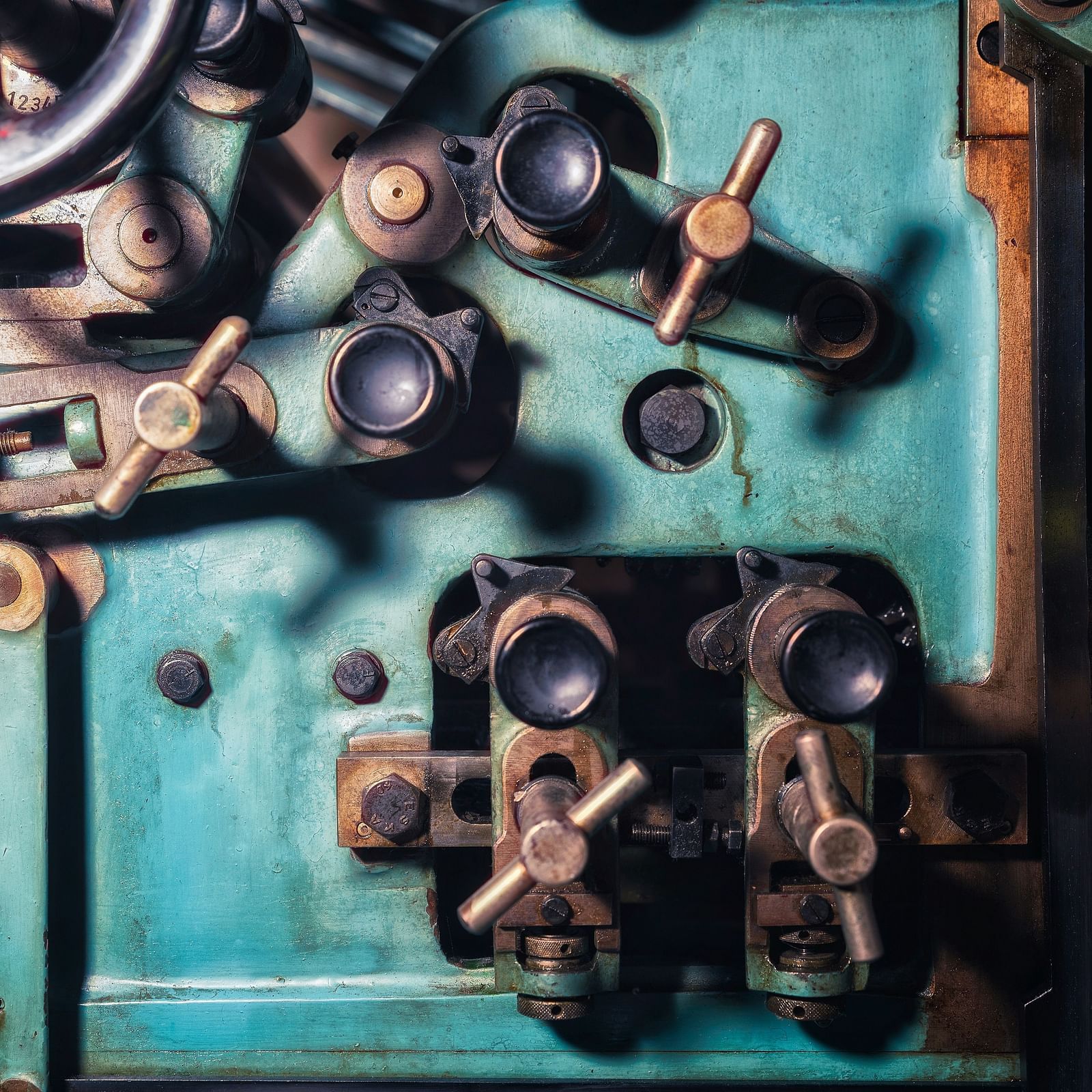 an image of mechanical instruments kept on the table