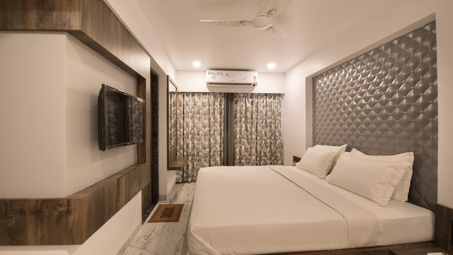 The bed offered by the Regency room at  Sanmukh by Adamo