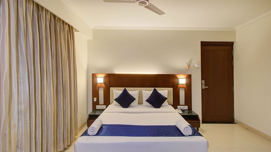deluxe room with king sized bed