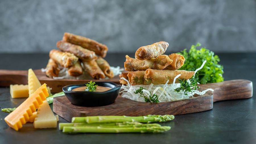 a plate of spring onions 2 - polo floatel kolkata