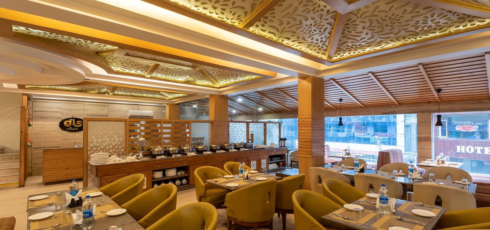 Restaurant at DLS Spring Valley Resort Dharamshala  with seating arrangement and ambient lighting 