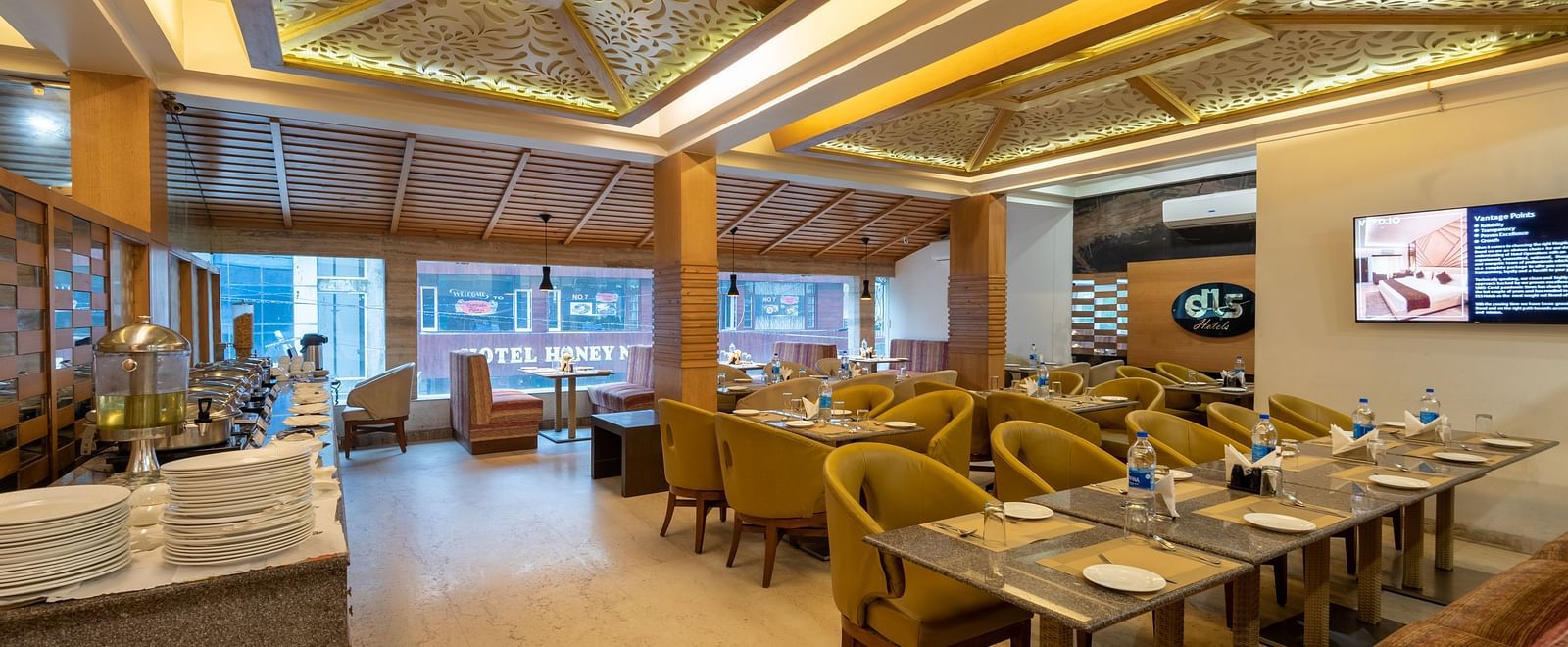 Restaurant at DLS Spring Valley Resort Dharamshala  with seating arrangement and ambient lighting 