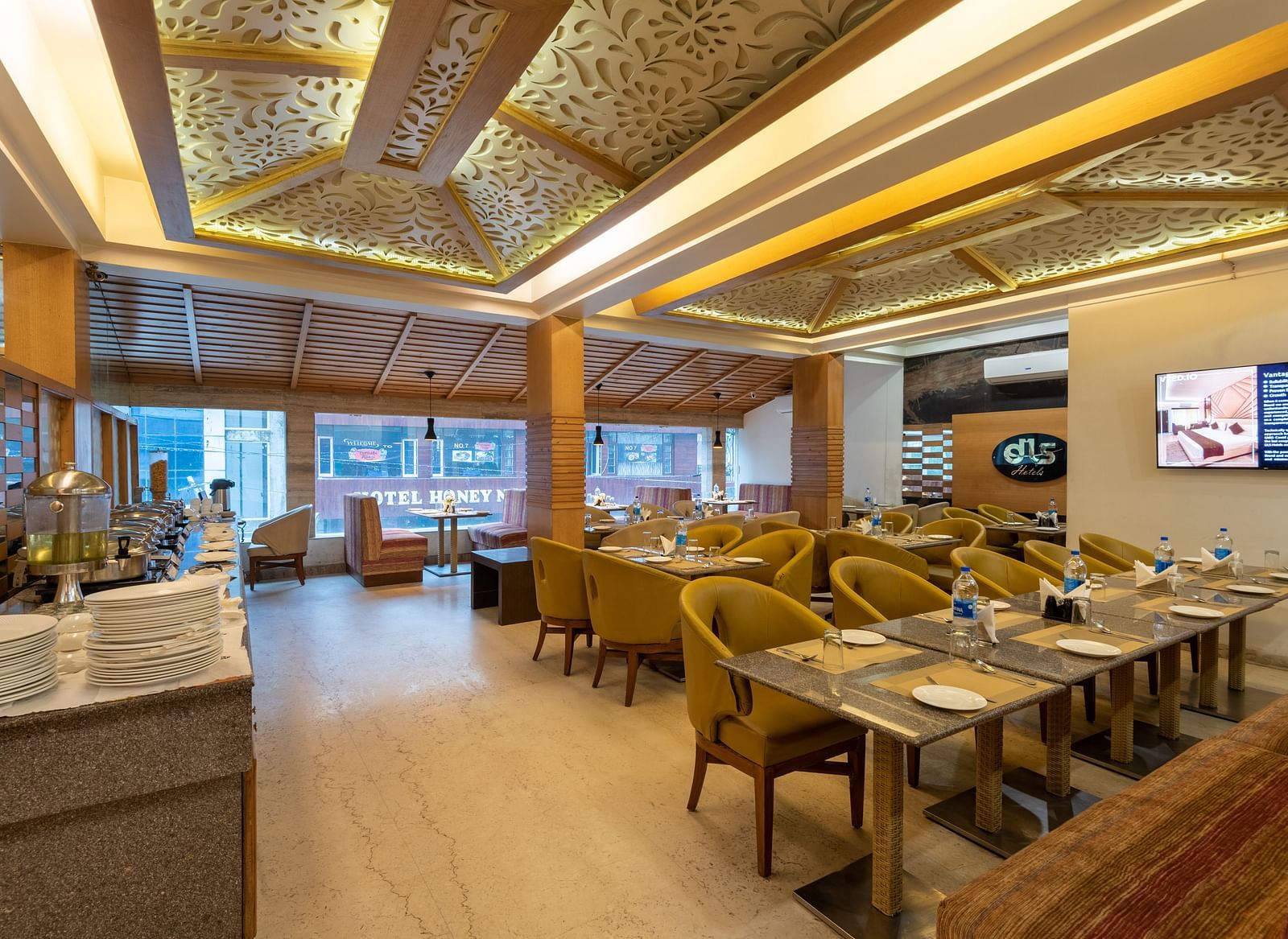 Restaurant at DLS Spring Valley Resort Dharamshala  with seating arrangement and ambient lighting 