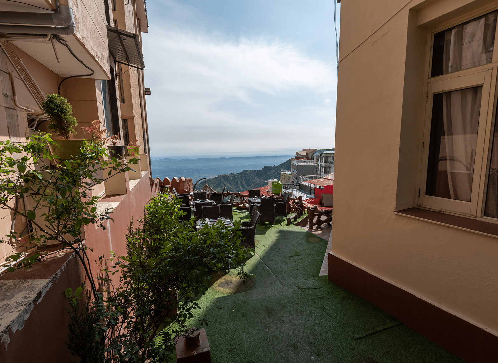 Shot of the outdoor seating area at the hotel featuring tables and chairs | DLS The Pearl