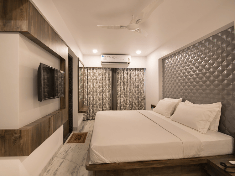 The bed offered by the Regency room at  Sanmukh by Adamo