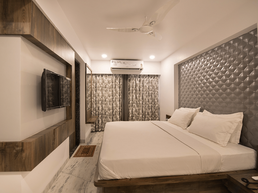 The bed offered by the Regency room at  Sanmukh by Adamo