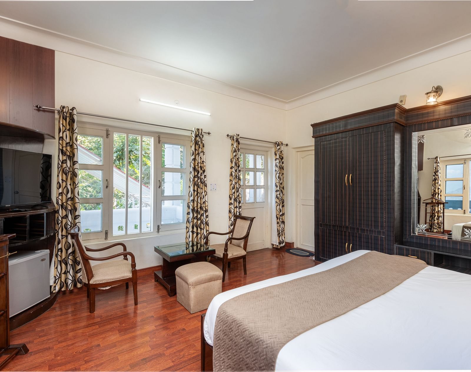 Deluxe Room-DSC 9710-HDR-Edit