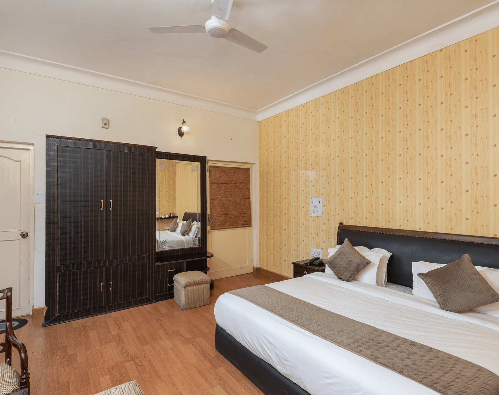 Deluxe Room-DSC 9809-HDR-Edit