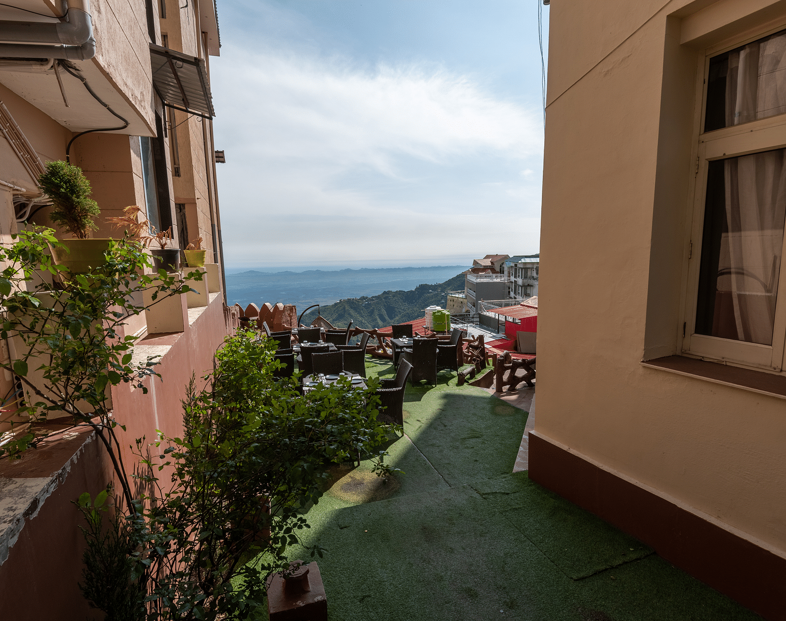 Shot of the outdoor seating area at the hotel featuring tables and chairs | DLS The Pearl
