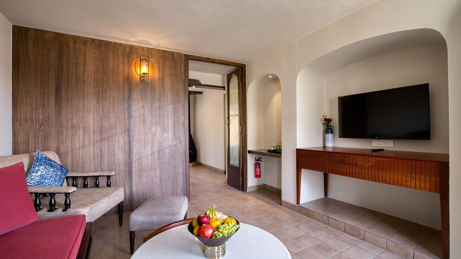 Overview of the living room at the junior suite | Mango Hill Shola Ooty