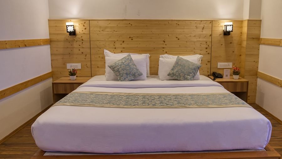 Image of the Deluxe room with bed and lamps at our otel I Avianna Gangtok Prime Hotel & Spa
