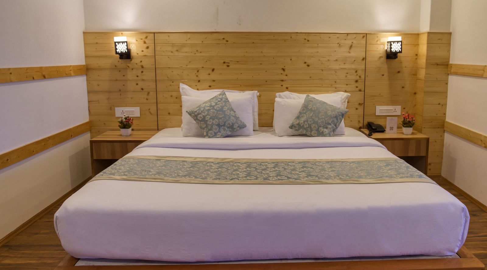 Image of the Deluxe room with bed and lamps at our otel I Avianna Gangtok Prime Hotel & Spa