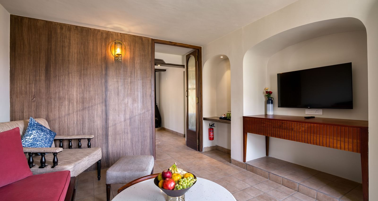Overview of the living room at the junior suite | Mango Hill Shola Ooty