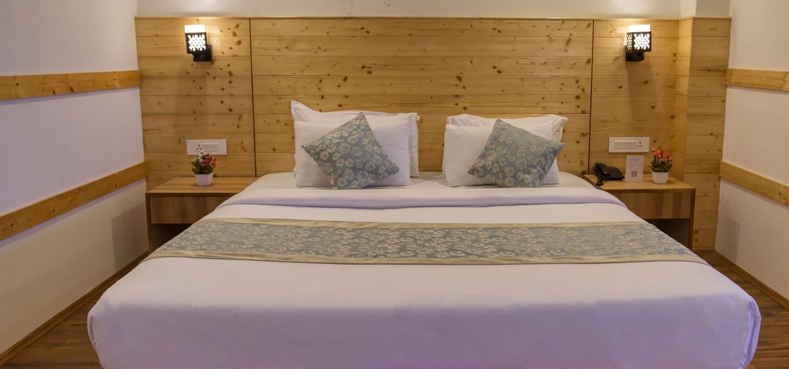 Image of the Deluxe room with bed and lamps at our otel I Avianna Gangtok Prime Hotel & Spa