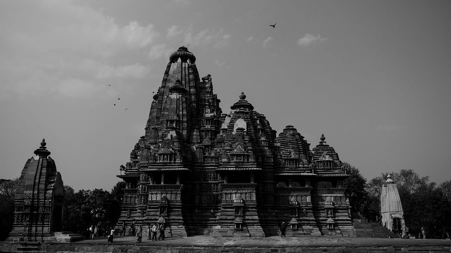 Black and white picture of Kandariya Mahadeva Temple