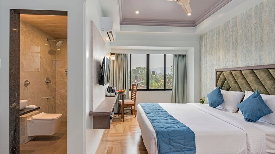 A room at Emerald Retreat, Tungarli with a spacious layout, elegant lighting, and a large comfortable bed.