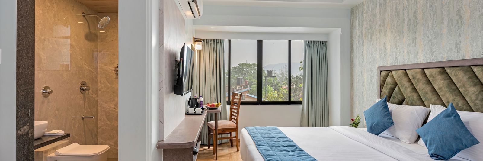 A room at Emerald Retreat, Tungarli with a spacious layout, elegant lighting, and a large comfortable bed.