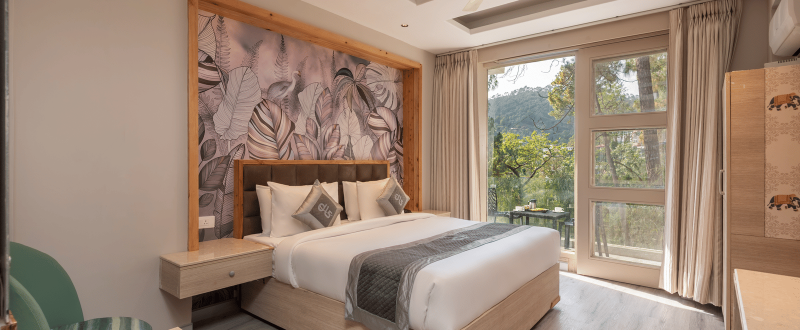 Deluxe Room with forest view 5