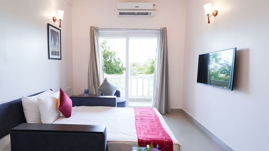 Image of Grandeur Room as the daylight makes its way into the room through the door to balcony
