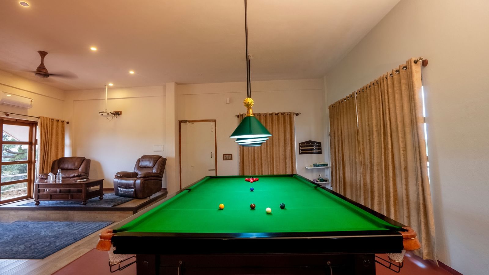 A snooker table in the room | Habba Dates Villa, Hampasandra