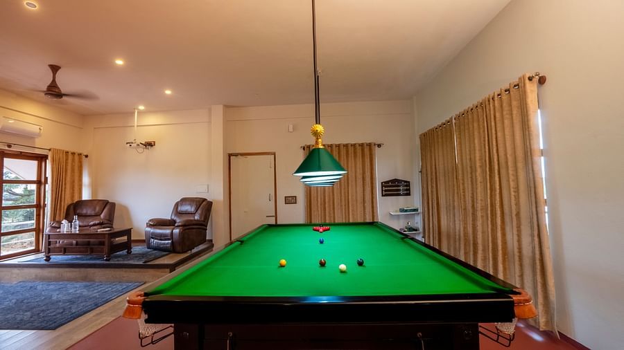 A snooker table in the room | Habba Dates Villa, Hampasandra