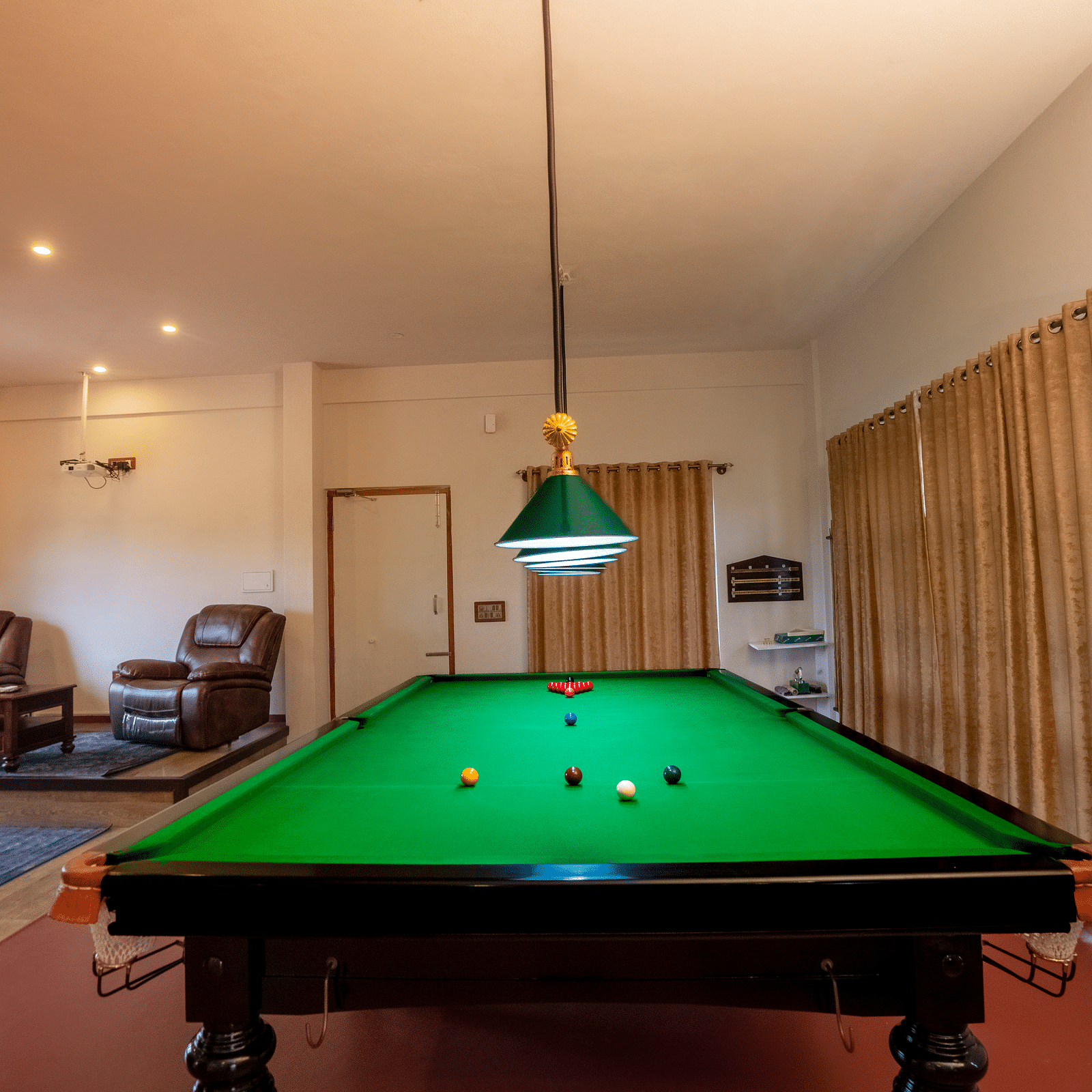 A snooker table in the room | Habba Dates Villa, Hampasandra