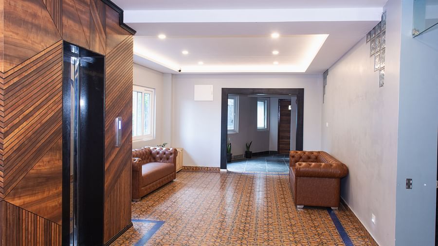 Passage of  Avianna Ganagtok Resort and Spa with lift and sofas